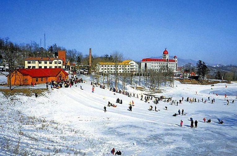  p>北京朝阳公园·亚布洛尼滑雪场位于北京市朝阳公园万人广场内,环境