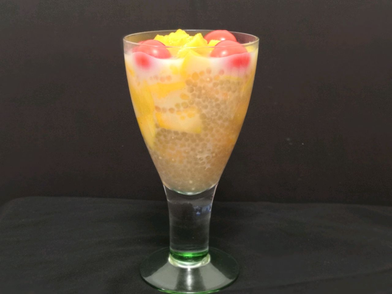  p>圣女果西米露是以西米,椰汁,圣女果为主材的饮品. /p>