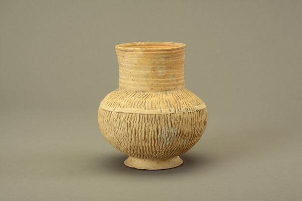  p>新石器时代棕色绳纹陶壶是陶器类一级文物,闽侯县昙石山遗址出土