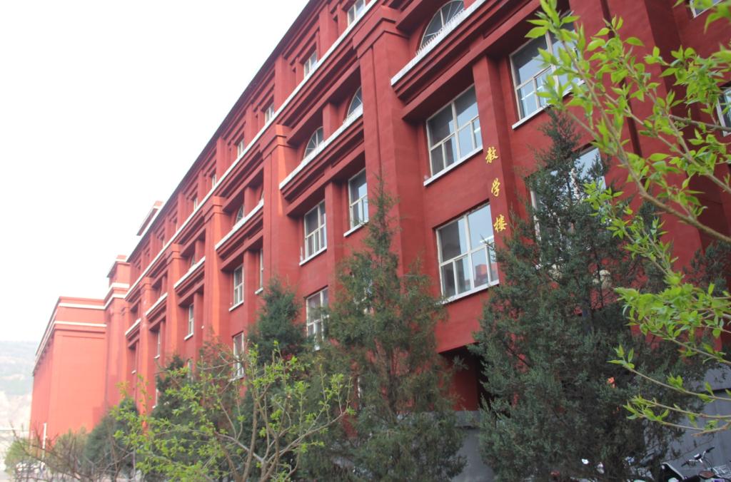  p>吕梁学院附属高级中学是由 a target="_blank" href="/item/吕梁