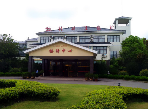  p>上海龙群度假村位于崇明东平国家森林公园南侧秀林路218号,是集