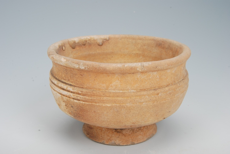 东汉绿釉弦纹高足陶碗