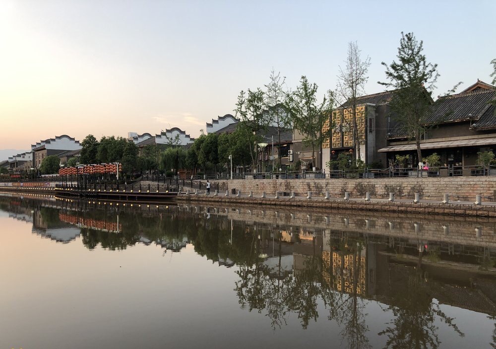  p>四川省西昌市海河天街是西昌城南新的城市空间,是根据现代生态田园