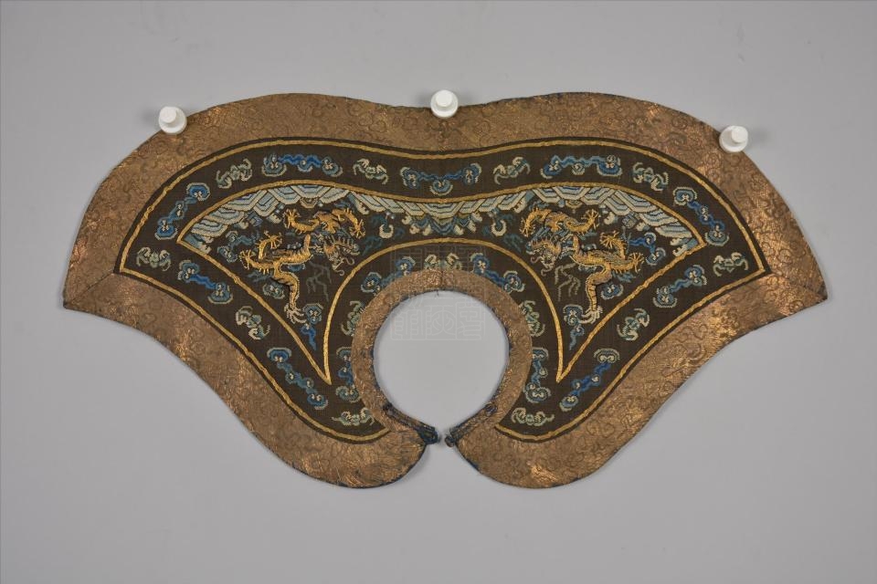 清黑纱挑金龙纹披领