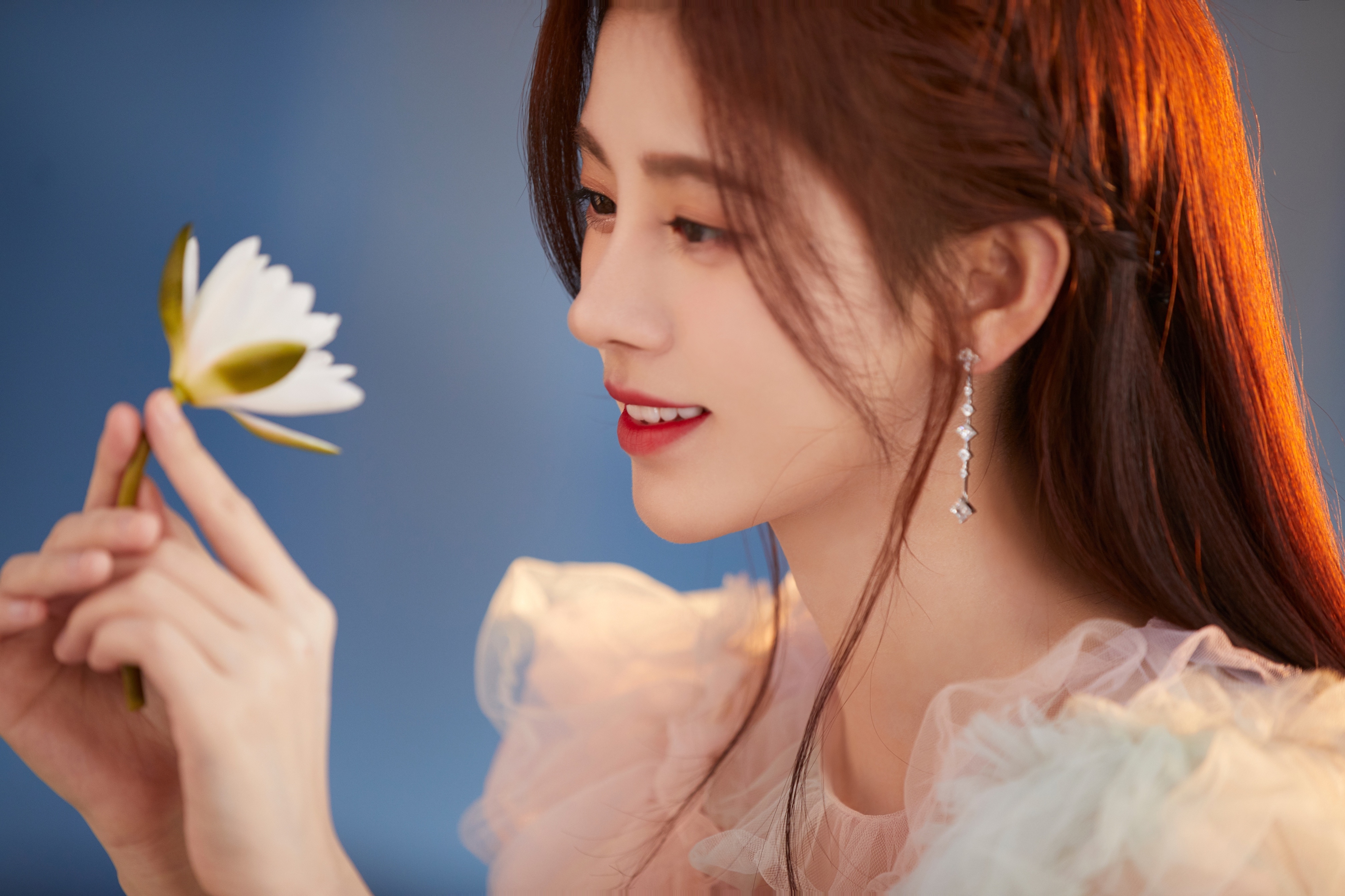  p>鞠婧祎(kiku),1994年6月18日出生于四川省遂宁市,中国内地影视女