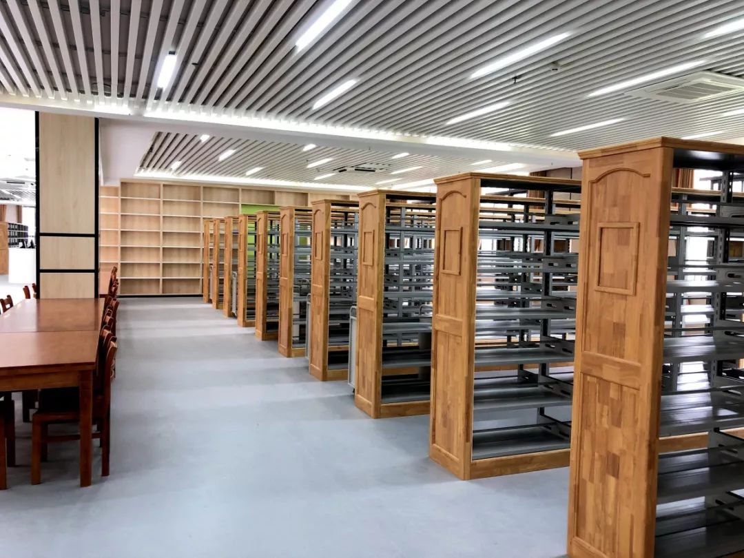  /p> p> b>这是一座粤北区县级建筑规模最大的公共图书馆,藏书量约