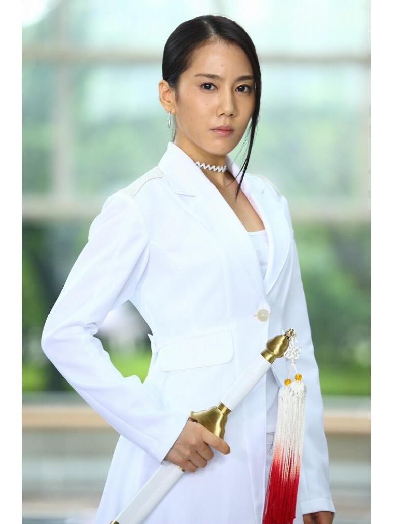 的反派角色,次基因组研究所的职工,邪恶组织的女成员,由山本千寻饰演