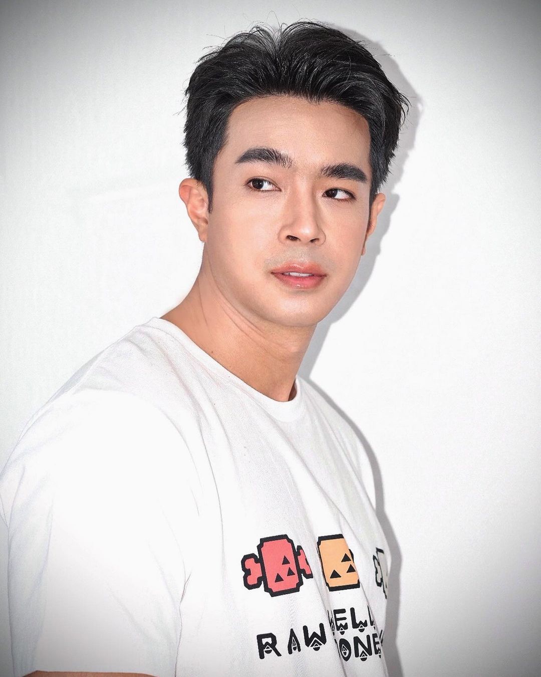 1991年7月21日出生于泰国,泰国男演员,歌手