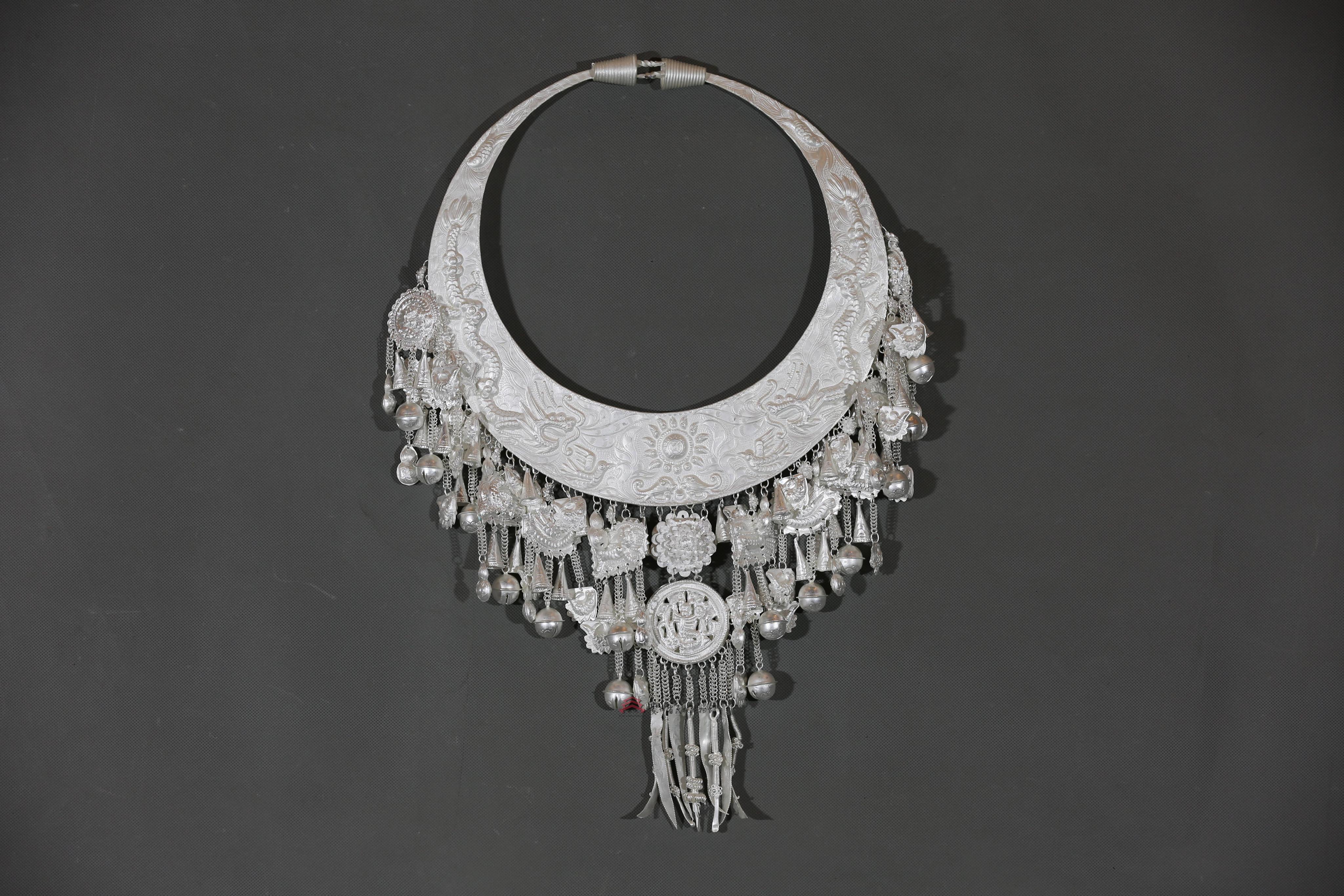 当代贵州亻革家双龙戏珠银铃铛项圈