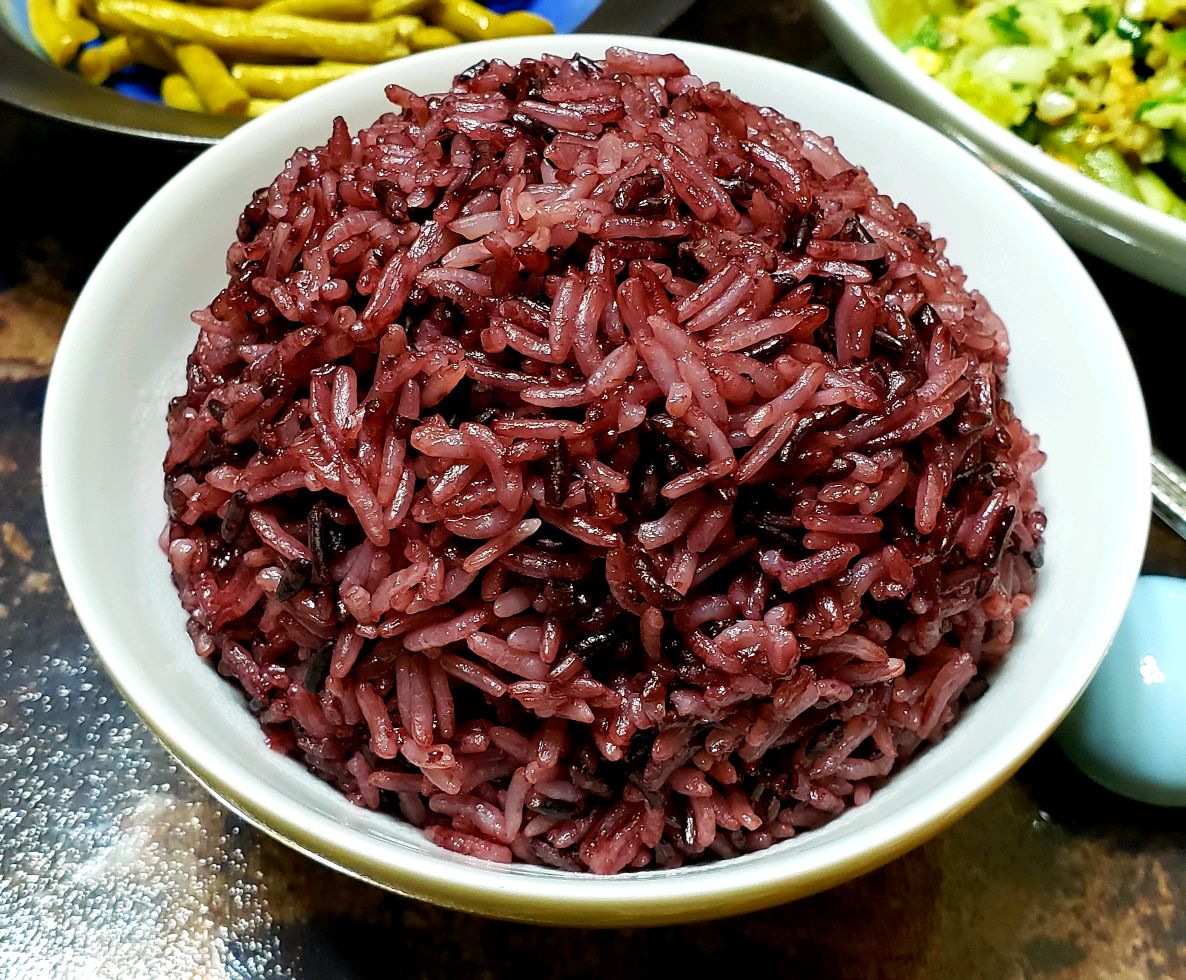 p>香菇紫米饭是以粳米,紫米,香菇等食材制成的一道美食/p>