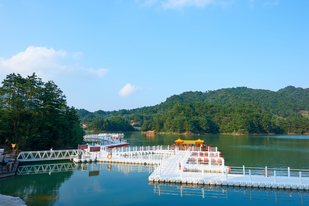  p>太平森林公园座落于蕲春县青石镇东部的云丹山,最高峰海拔1244.