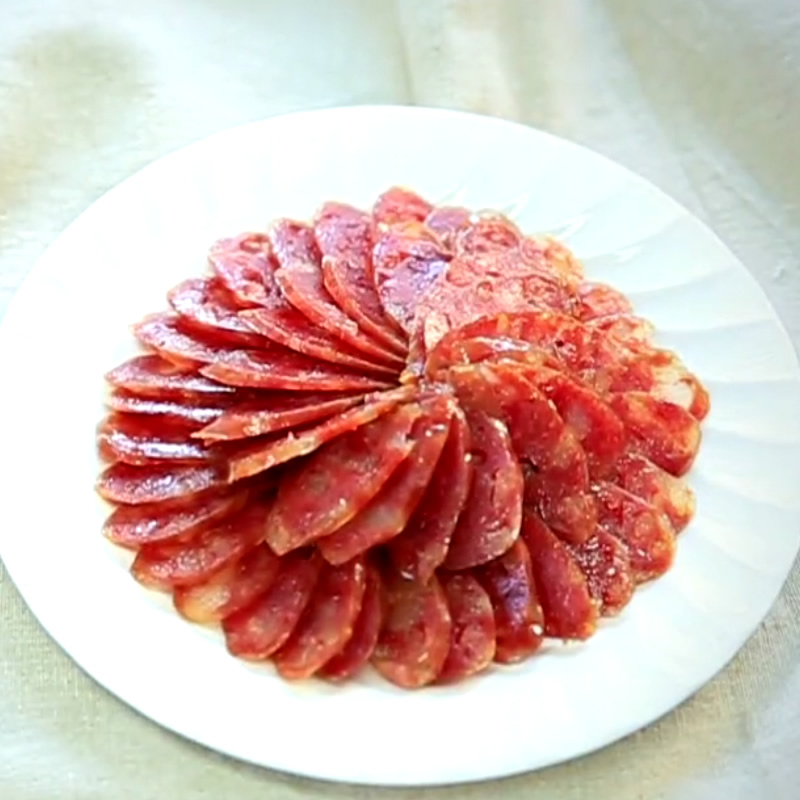  p>蒸腊肠是一道由腊味香肠3只,香醋适量等材料制作的美食. /p>