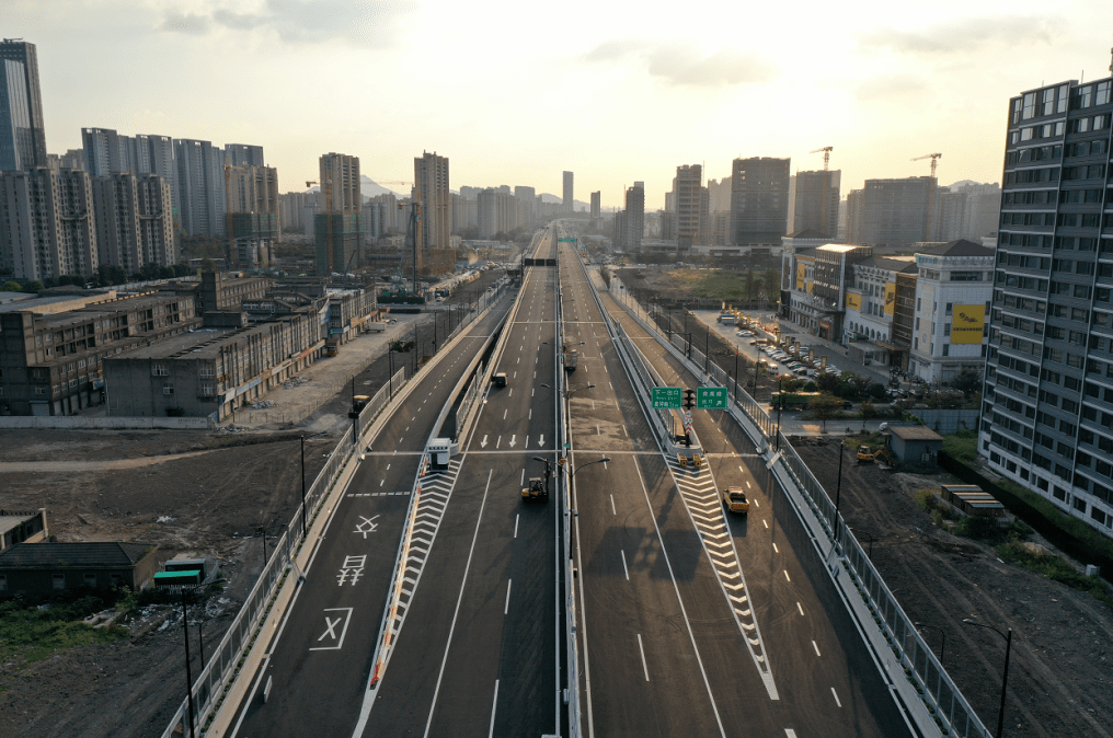  p>秋石高架路(qiushi eleveted expressway)是中国浙江省杭州市境内