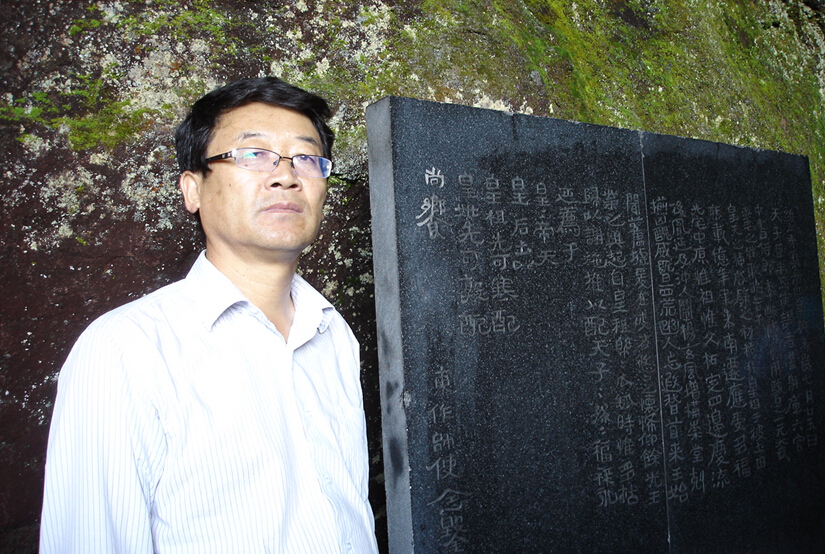 贺希格,男,蒙古族,中共党员, 1957 年出生于内蒙古扎赉特旗巴彦高勒镇
