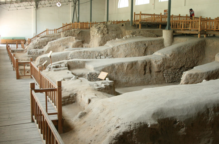 i">耀州窑博物馆,位于陕西省铜川市王益区古耀州窑遗址"十里窑场"之上