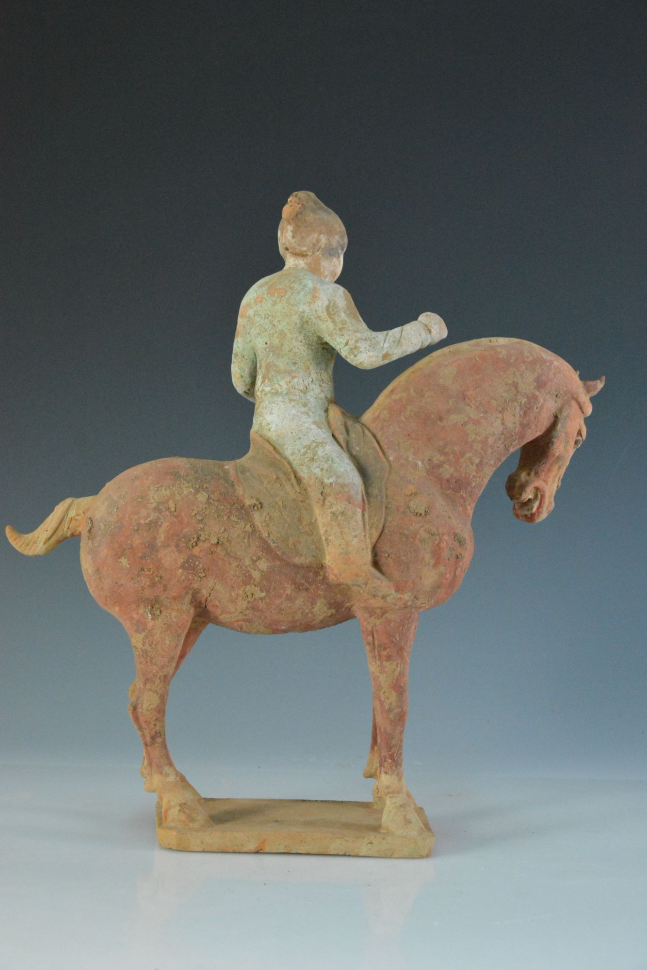唐代彩绘骑马女俑