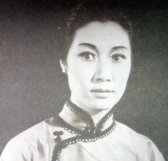 她是国家一级演员，演过40多部话剧，直到47岁才进入演艺圈_百科TA说