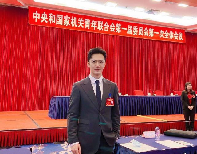 春晚上让人过目不忘，两会直播不忍转台，张韬让观众又爱上看电视_百科TA说