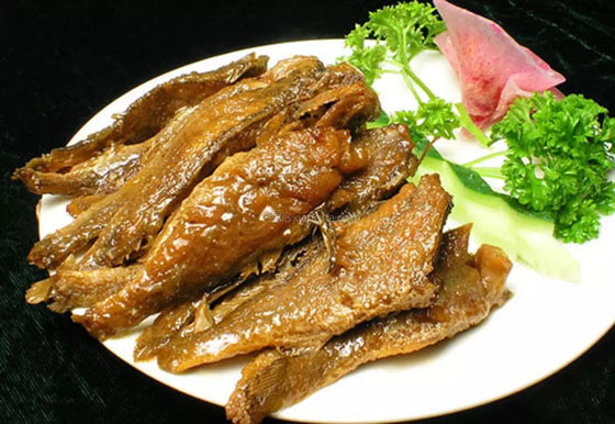  p>糖醋酥鱼是一道浙江菜,具有补气,平咳,提神和防衰老等食疗功能.