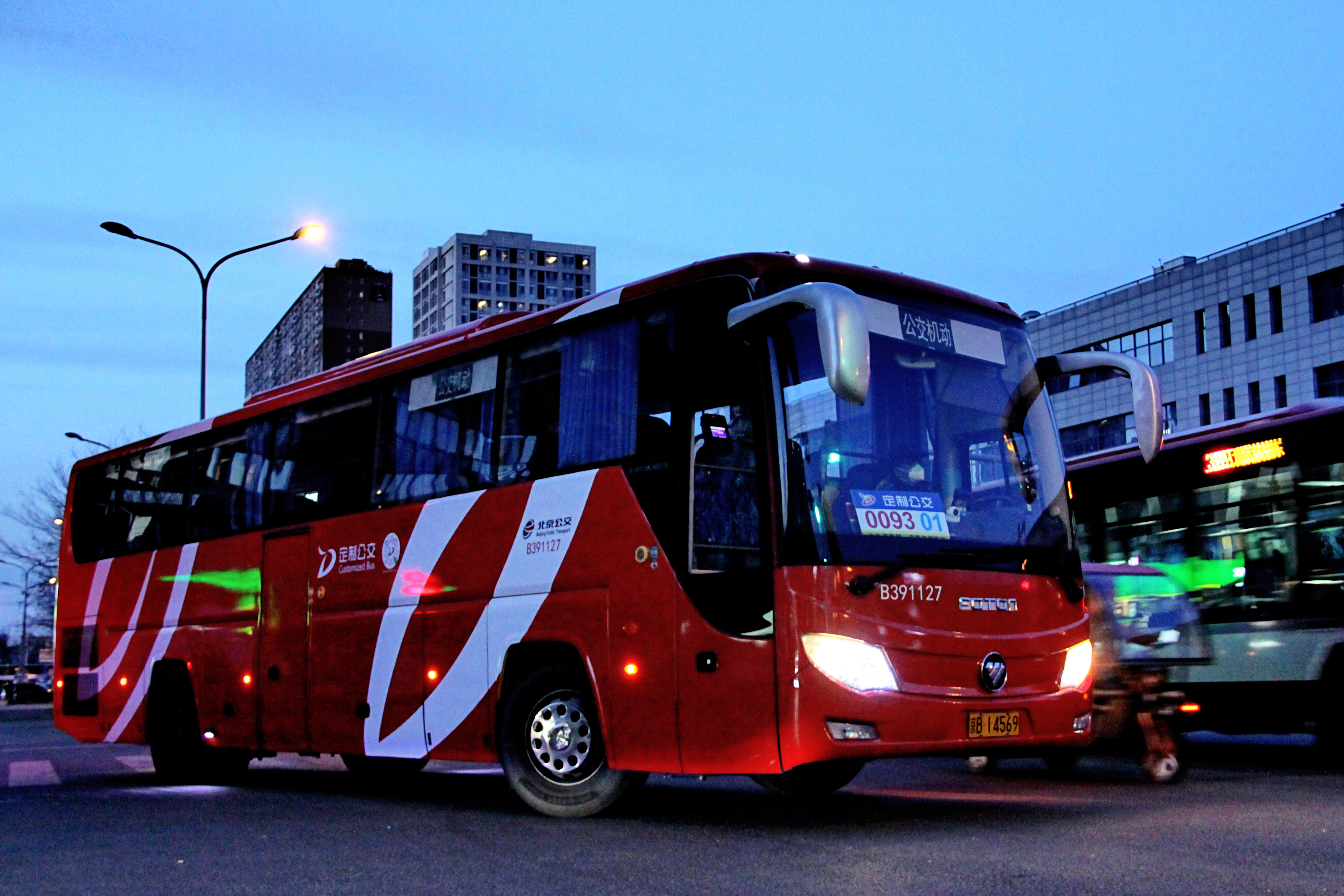  p>定制公交,也称商务班车,是从小区到单位,从单位到小区的一站 a