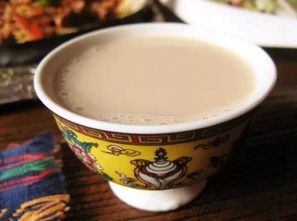  p>青海美食,主要食材酥油,牛奶,茯砖茶叶. /p>