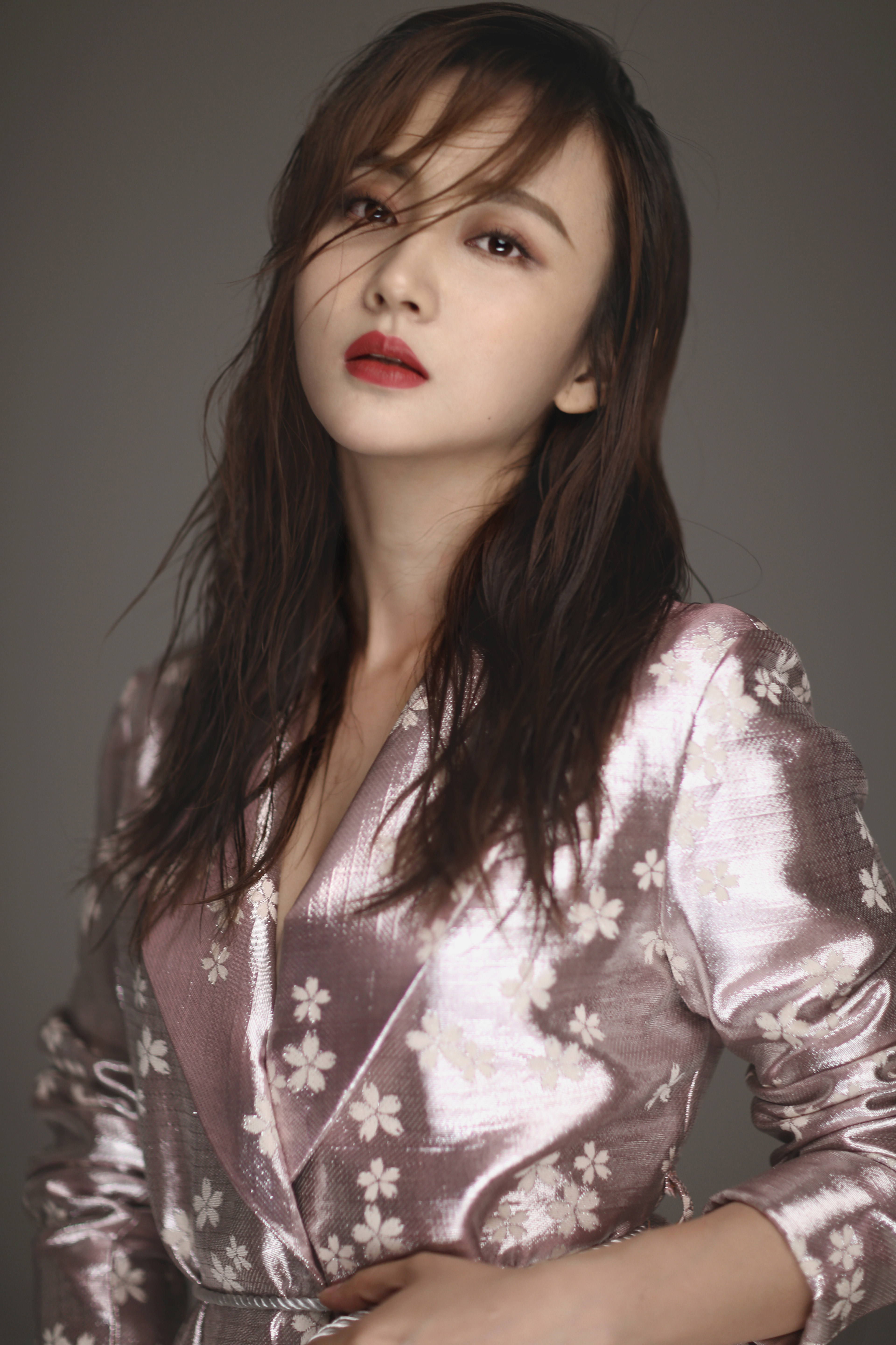  p>赵予熙 i>(原名莫熙儿), /i>出生于四川省成都市,毕业于四川省艺术