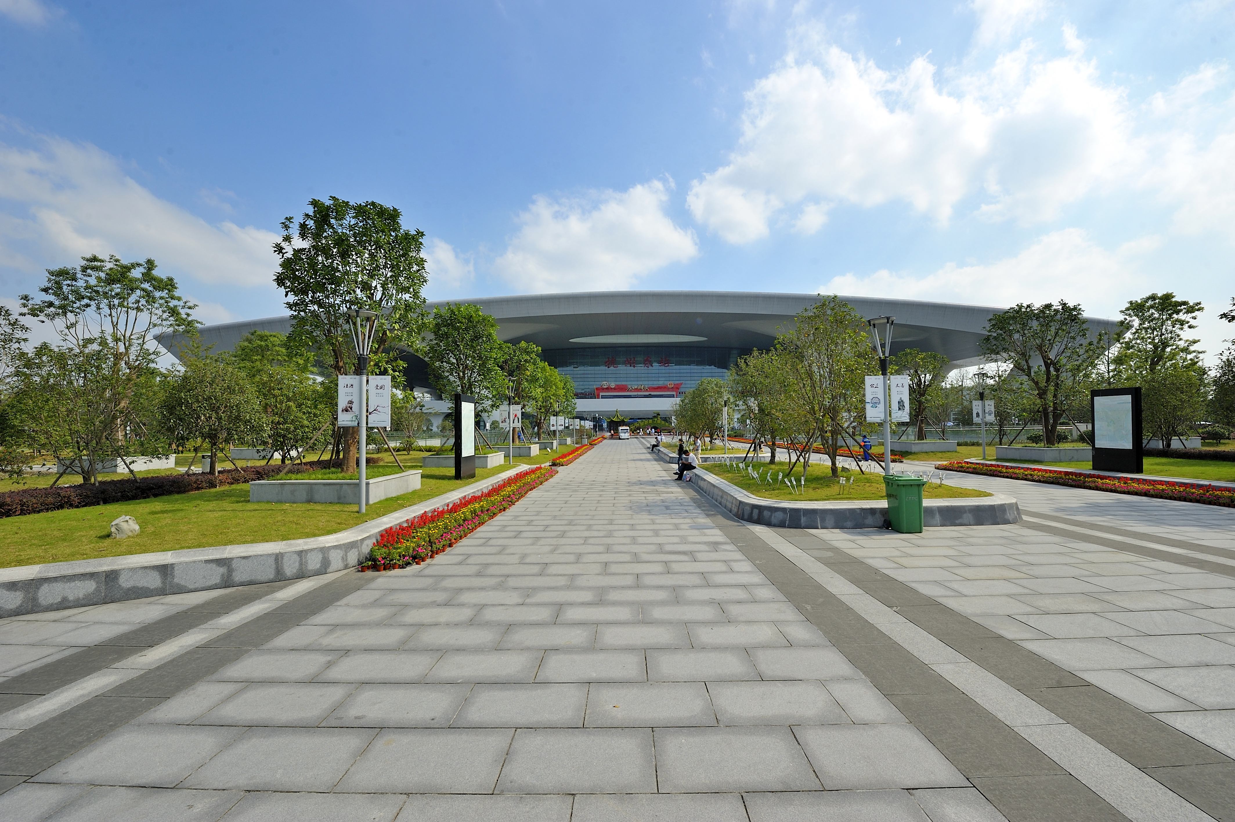  p>杭州东站(hangzhoudong railway station),位于中国浙江省 a