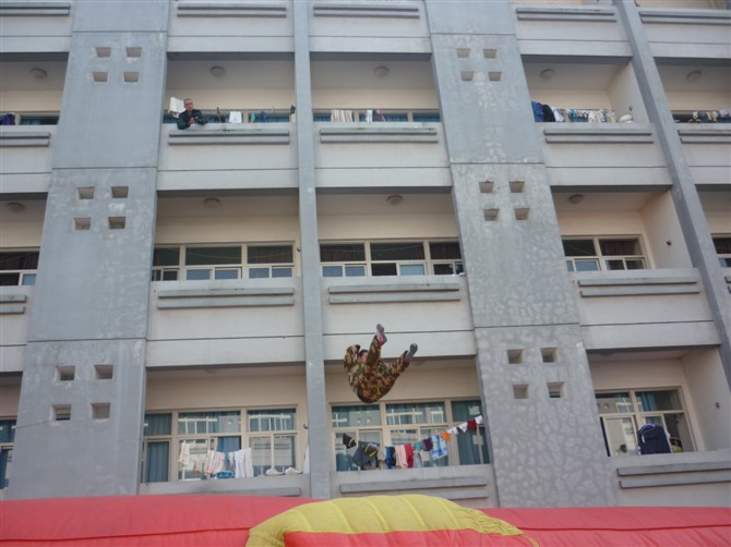  p>龙港实验中学于2005年9月创办开学,是一所高起点,高规格,现代化的