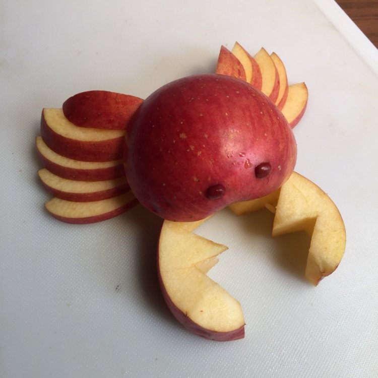 切好后先泡下凉白开,淡盐水,或柠檬水再摆盘