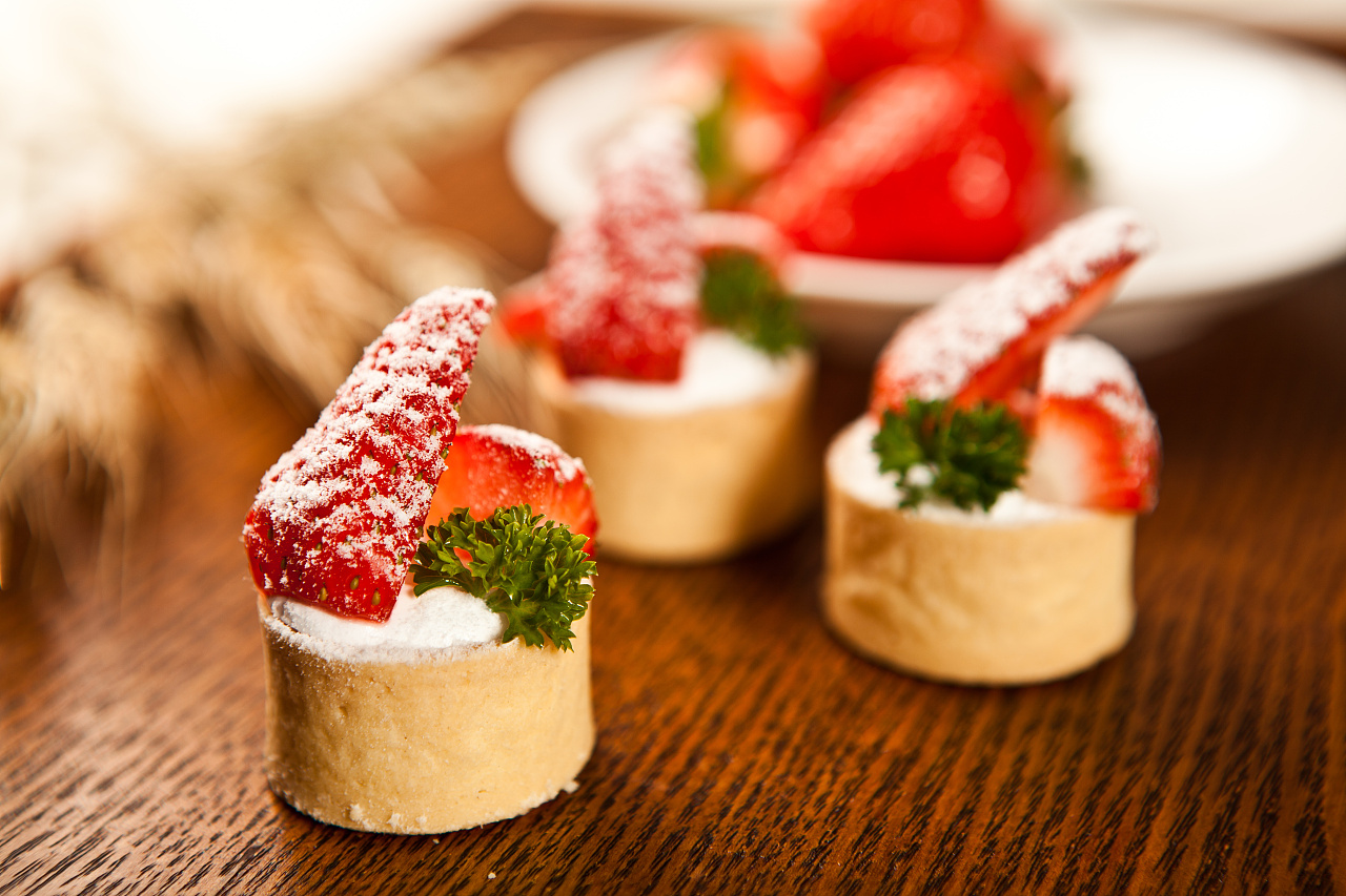  p>烘焙(baking),又称为烘烤,焙烤,是指在物料燃点之下通过干热的方式