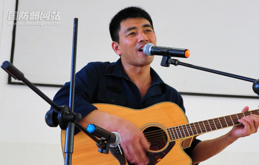  p>《爱上狼的羊》是山东歌手阿振演唱的歌曲,收录在2007年1月23日