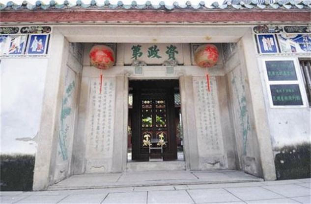 潮汕民居有着独特的文化风格,最具表现力的就是门前上的横批,俗称门匾