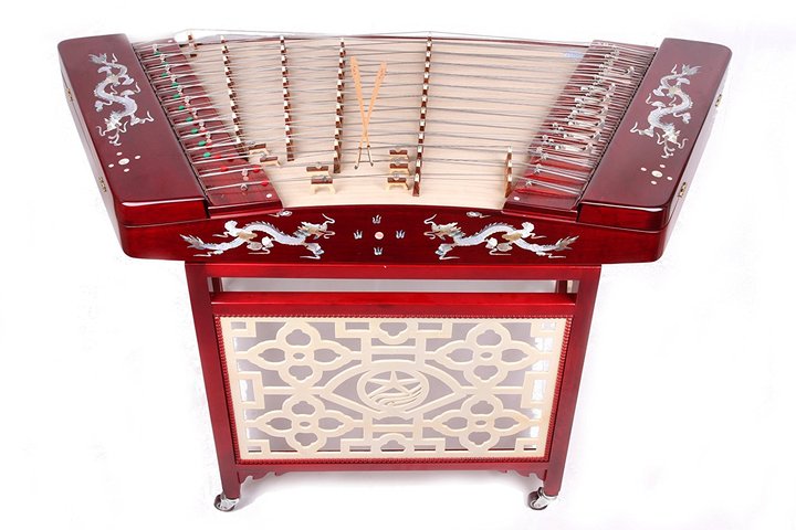  p>扬琴,又称洋琴,打琴,铜丝琴,扇面琴,蝙蝠琴,蝴蝶琴,击弦乐器.