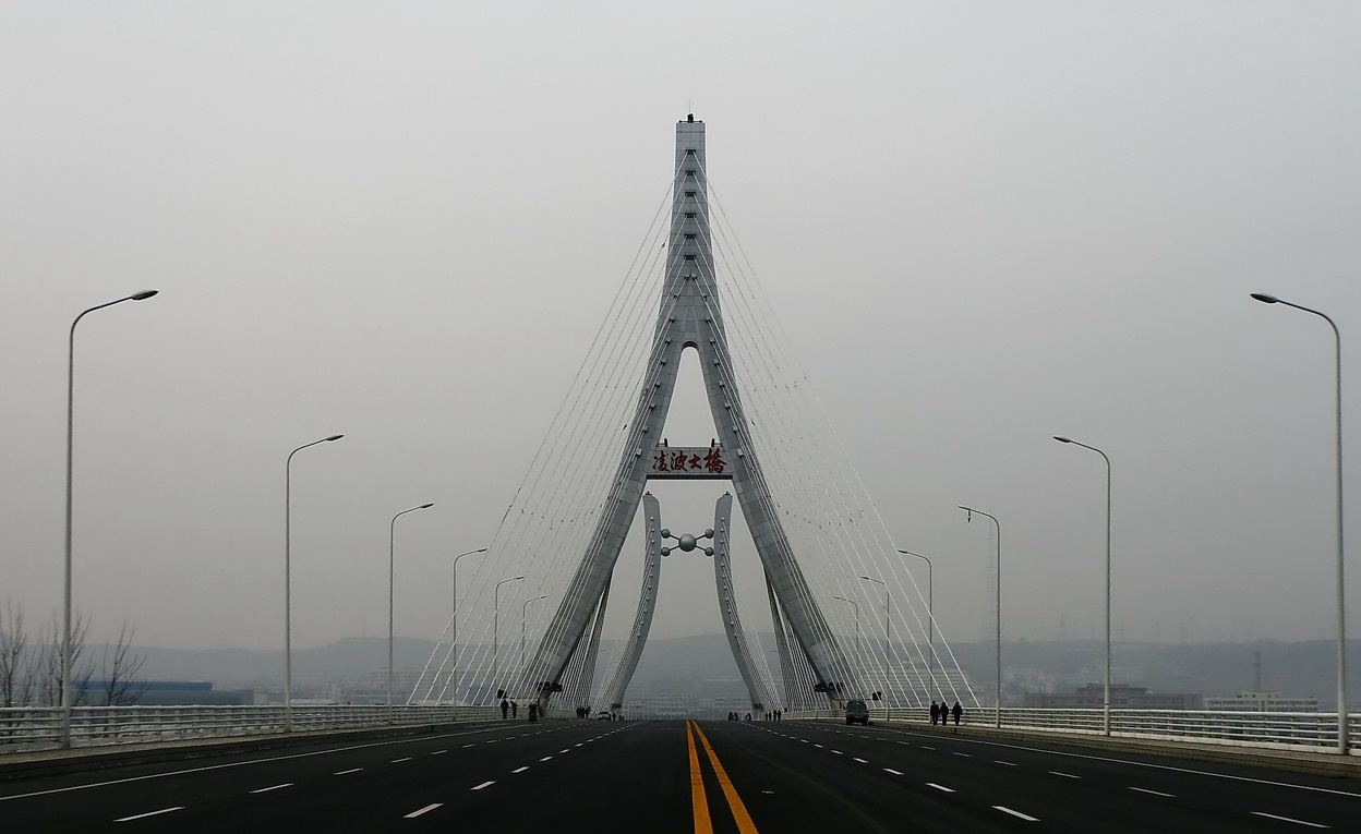  p data-id="gnax6z8b2r">凌波大桥是中国河南省洛阳市境内一座连接