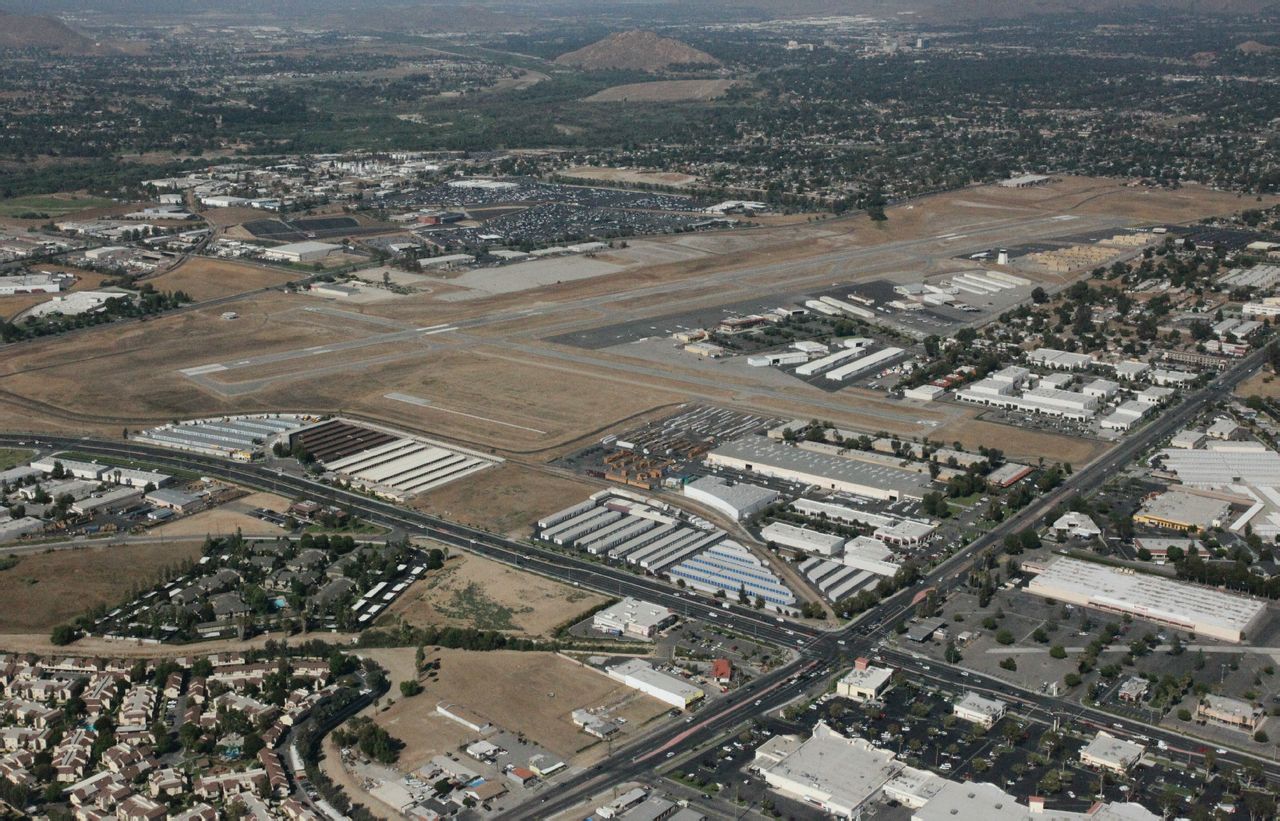 市立机场(简称kral机场),是美国第一家由中国人控股的飞行学院