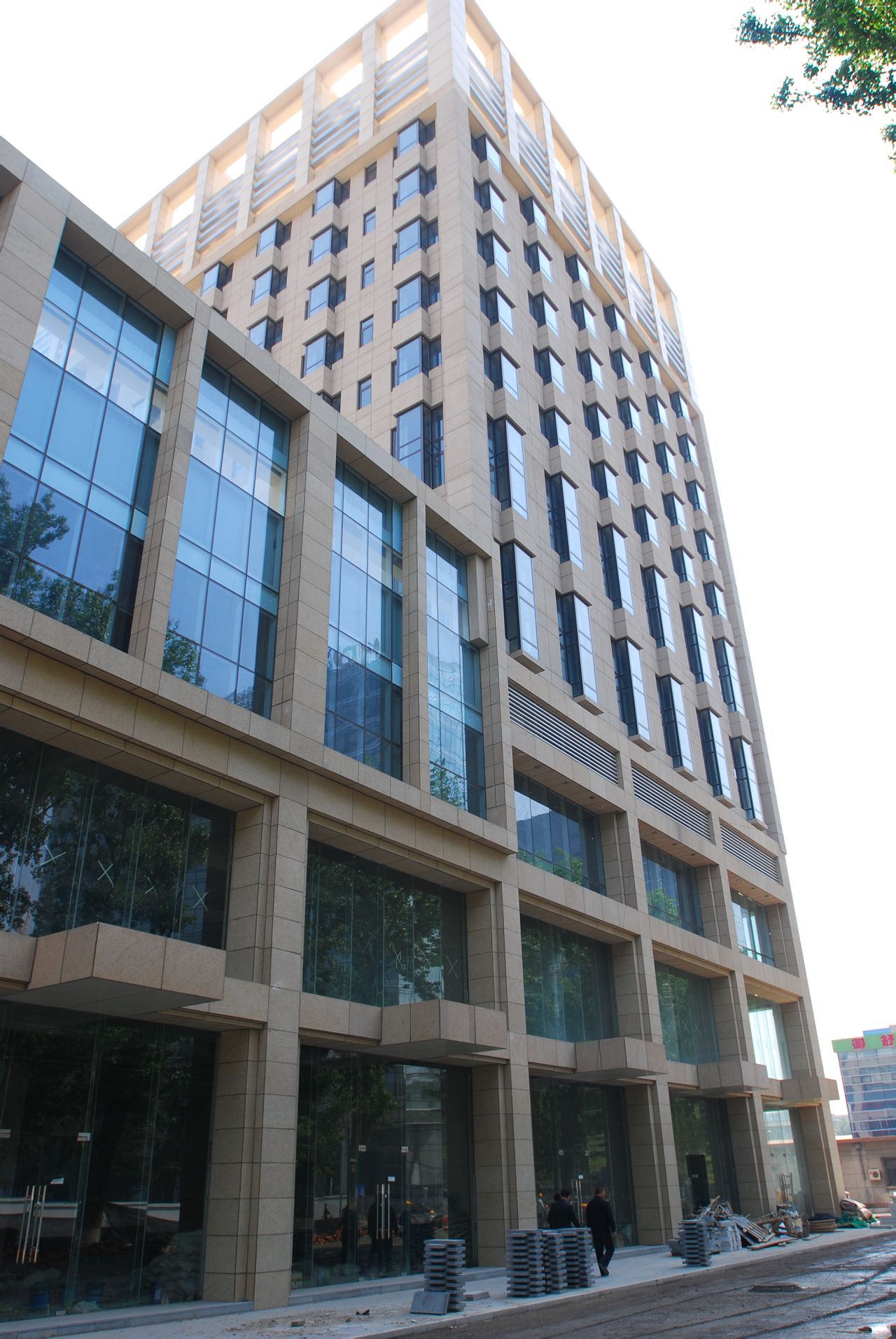 其中甲级写字楼7000平米,商业部分近13000平米,是集高档商务办公与高