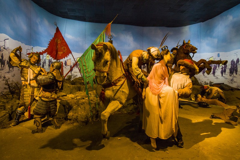  p>北京十三陵明皇蜡像宫(简称明皇宫)于1994年8月开业,是展示中国