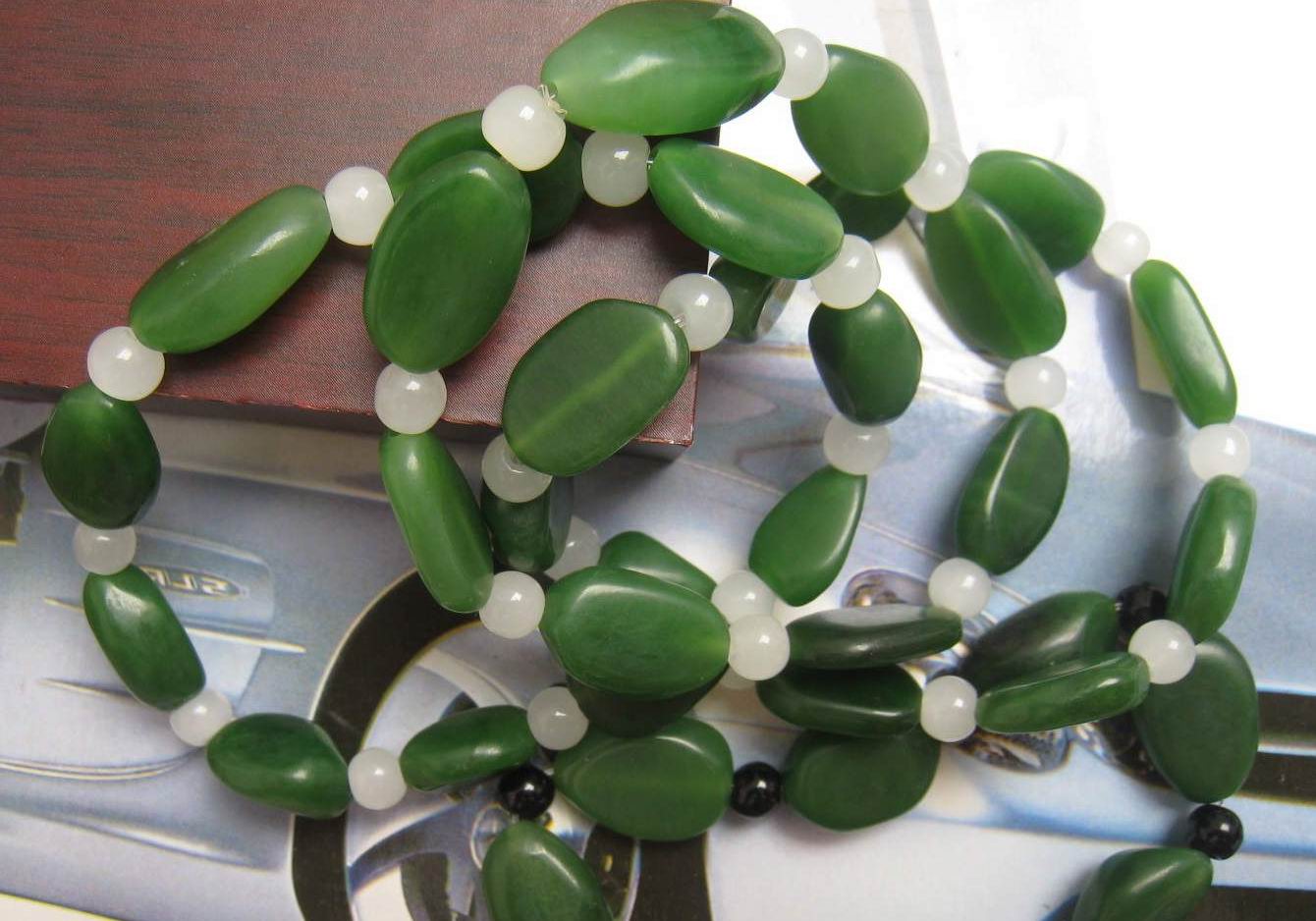  p>绿碧玉是奇石的一种,属碧玉岩类.