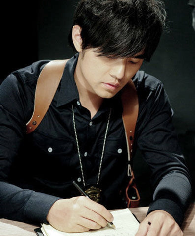  p>周杰伦(jay chou),1979年1月18日出生于台湾省新北市,祖籍福建省