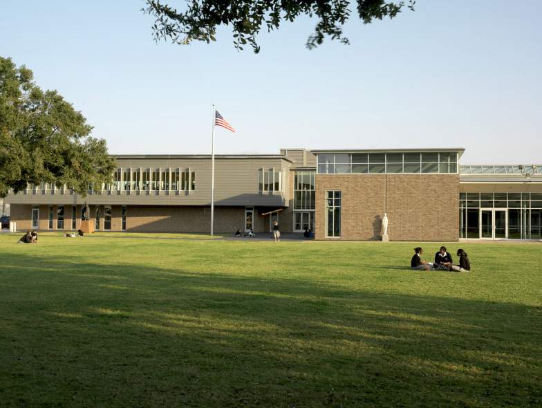  p>圣多米尼克中学始建于1956年,是一座罗马天主教私立学校. /p>