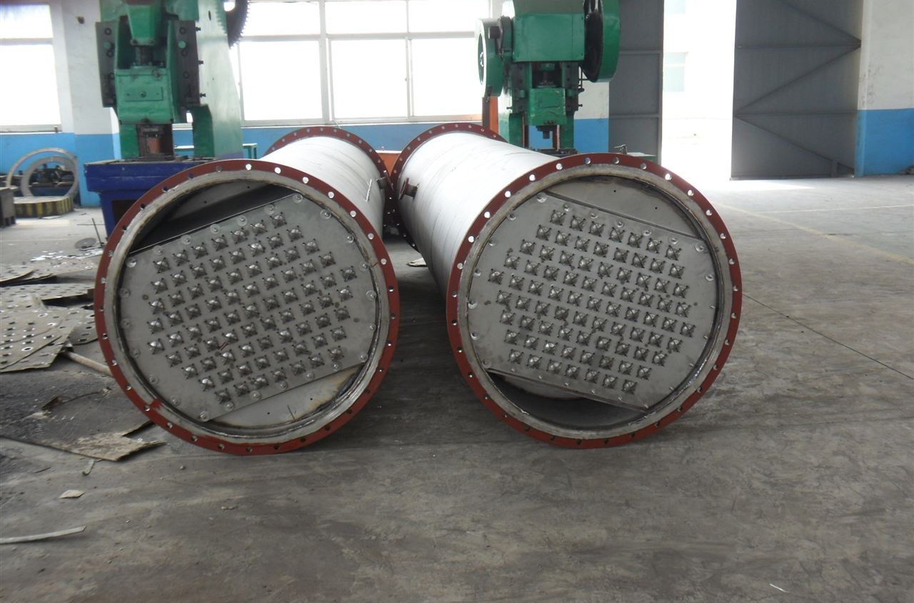 塔盘主要由带有若干个泡罩和升气管的塔板,溢流堰,受液盘及降液管组成