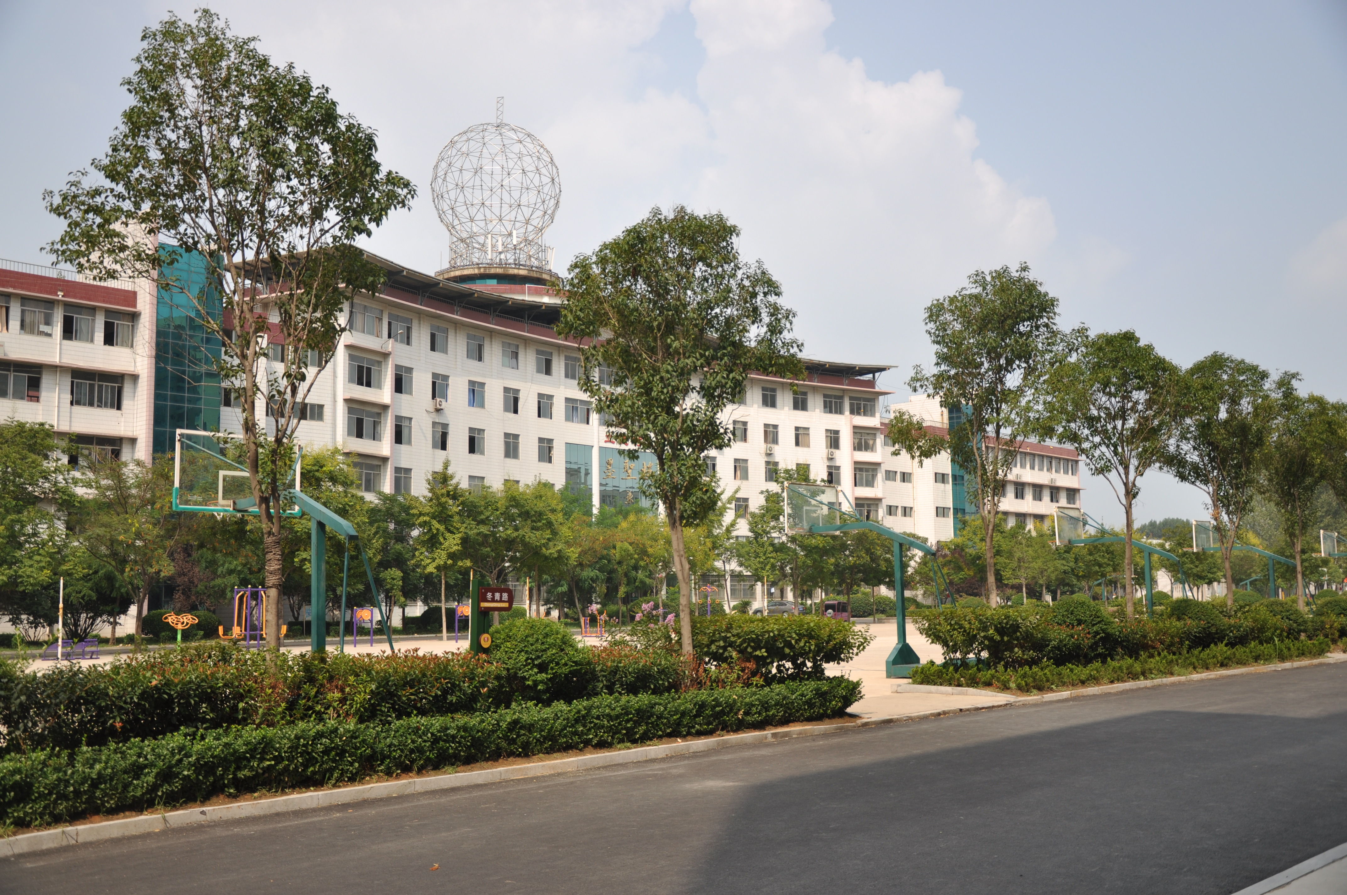 >滕州市实验中学始建于2003年4月,学校现有95个教学班,其中高中班75个