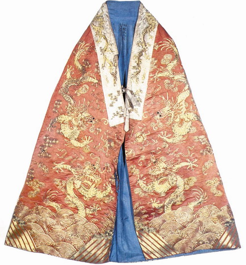 满族服饰是指男子穿的带马蹄袖的袍褂,腰束衣带,或穿长袍外罩对襟马褂