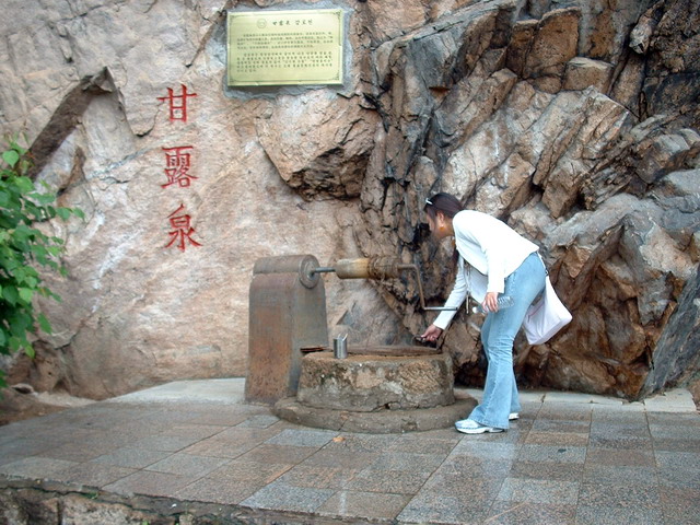  p data-id="gnzlb4nwoe">甘露泉,在济南市开元寺遗址南侧山崖下,呈浅