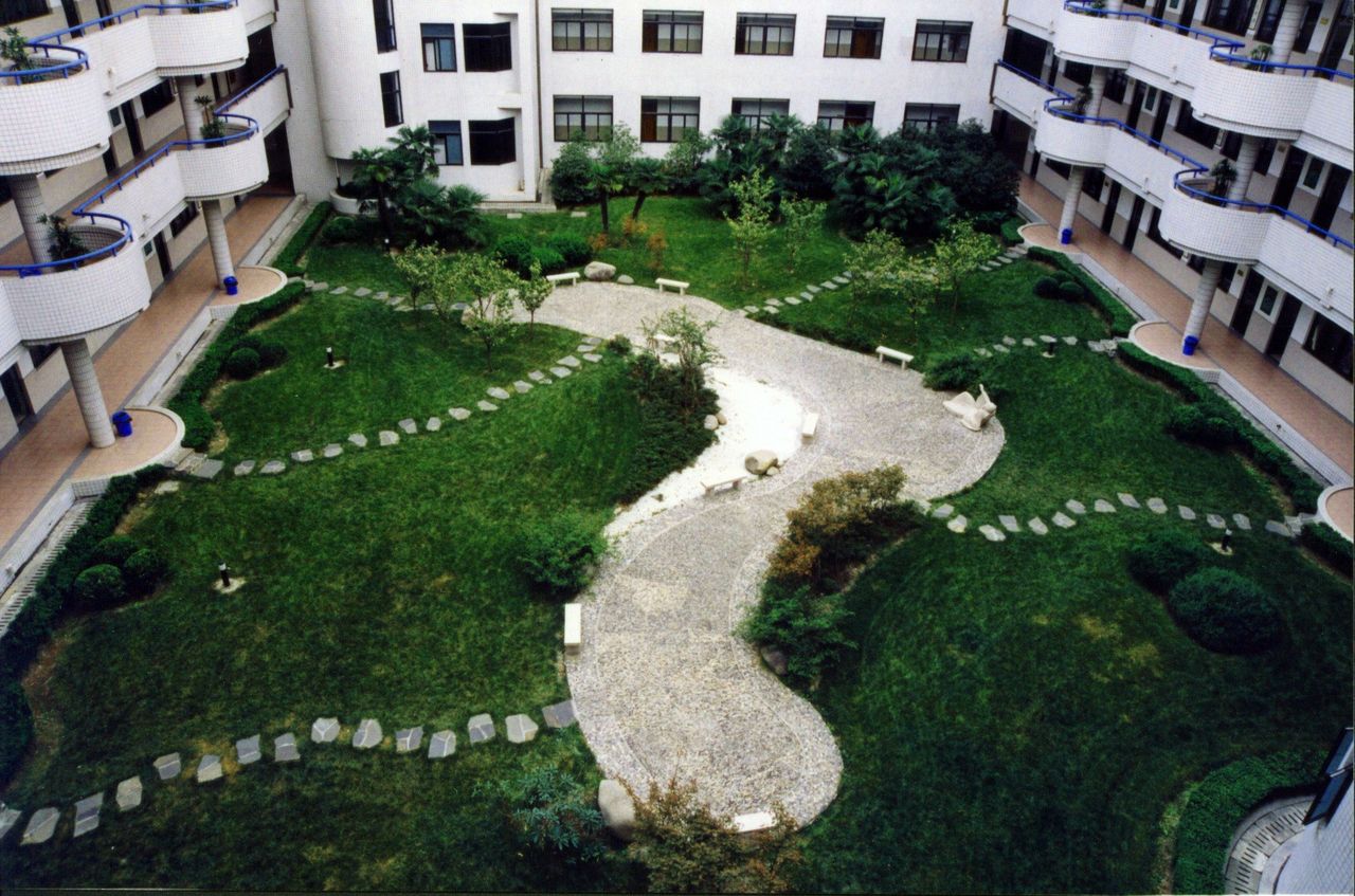  p>上海市育才中学为静安区的一所实验性示范性高中,建校于1901年.