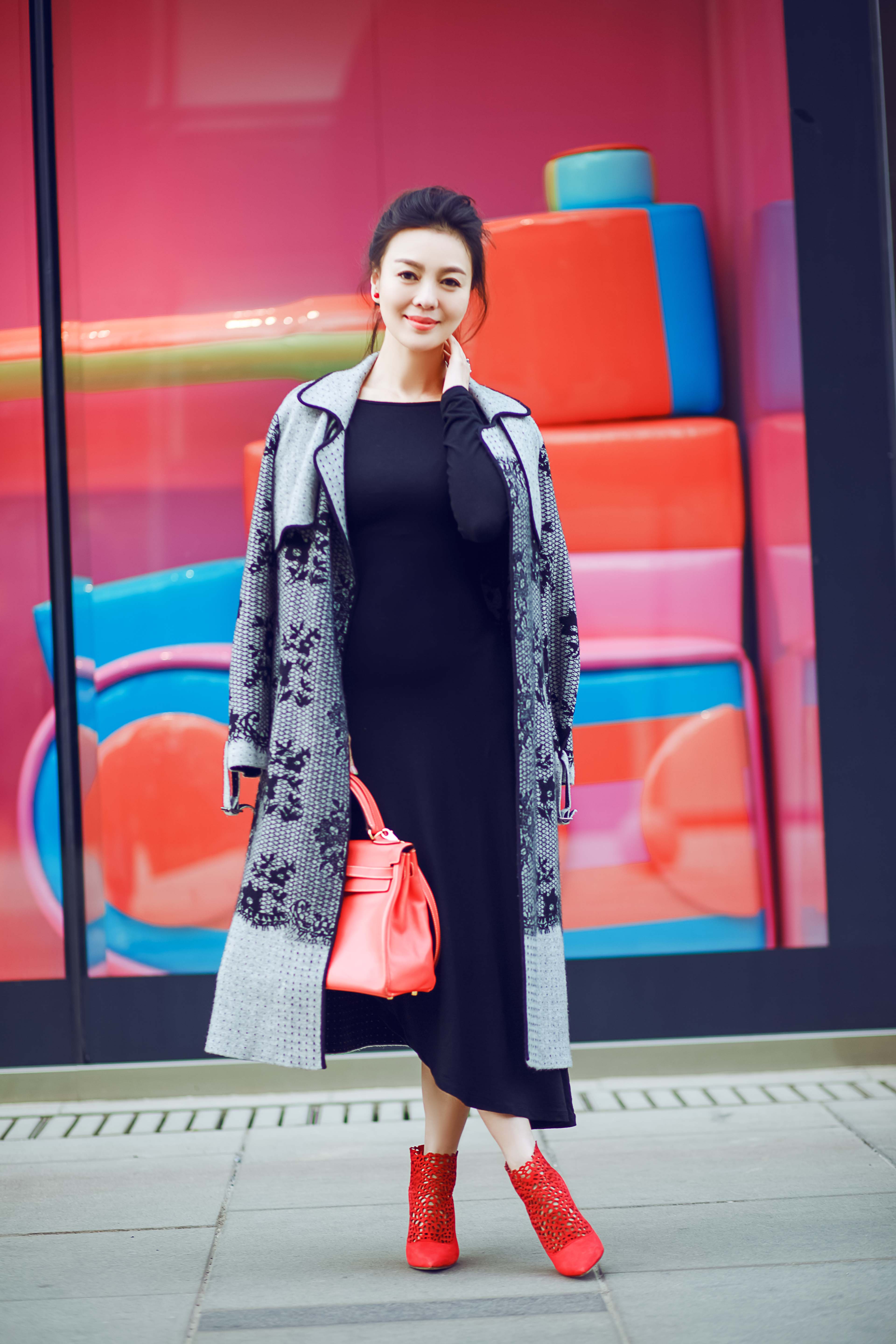  p>荣蓉,国家二级演员,制片人,毕业于 a target="_blank" href="/item