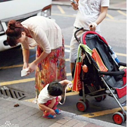 href="#" data-lemmaid="128775">香港 /a>街头让小孩在路边小便,一路