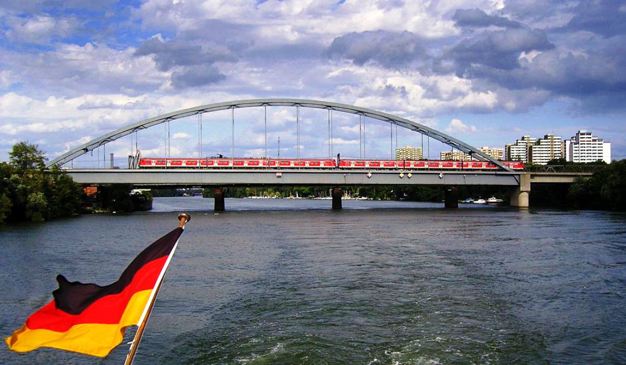  p>美因河是德国 a href="#" data-lemmaid="20481">莱茵河 /a>右岸