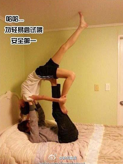 照片中女生的双膝跪在男生的手臂上,男生双手平行托举女生膝盖,将她