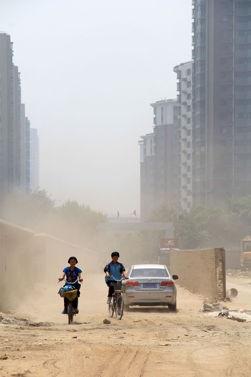 在运行过程中产生大量的 a target="_blank" href="/item/扬尘/76104